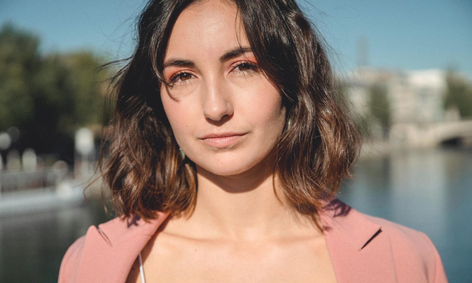 Barbiere al lavoro con strumenti professionali